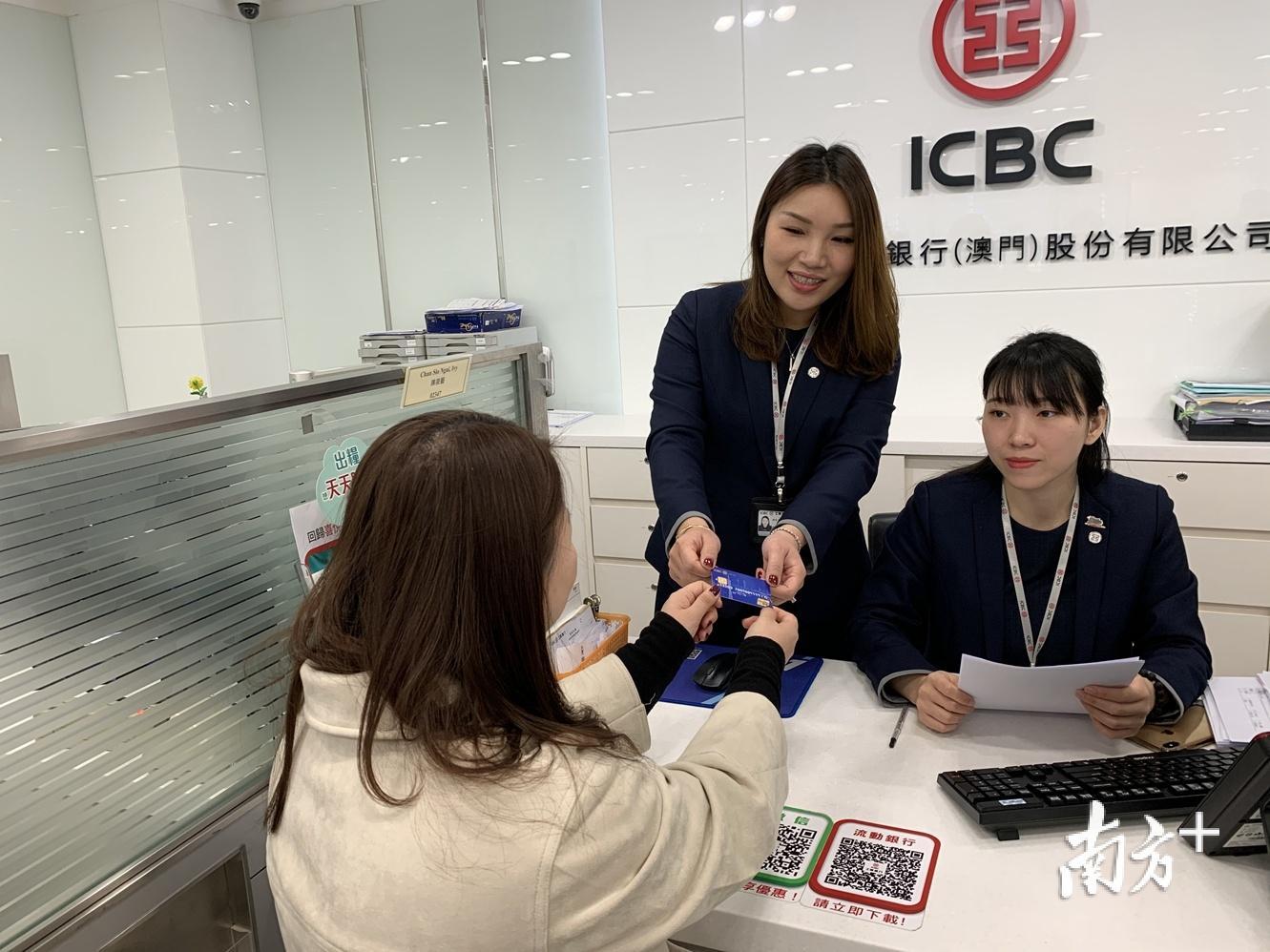 12月20日上午，中国工商银行（澳门）股份有限公司为澳门居民代理见证开立内地个人银行账户。罗成刚 摄