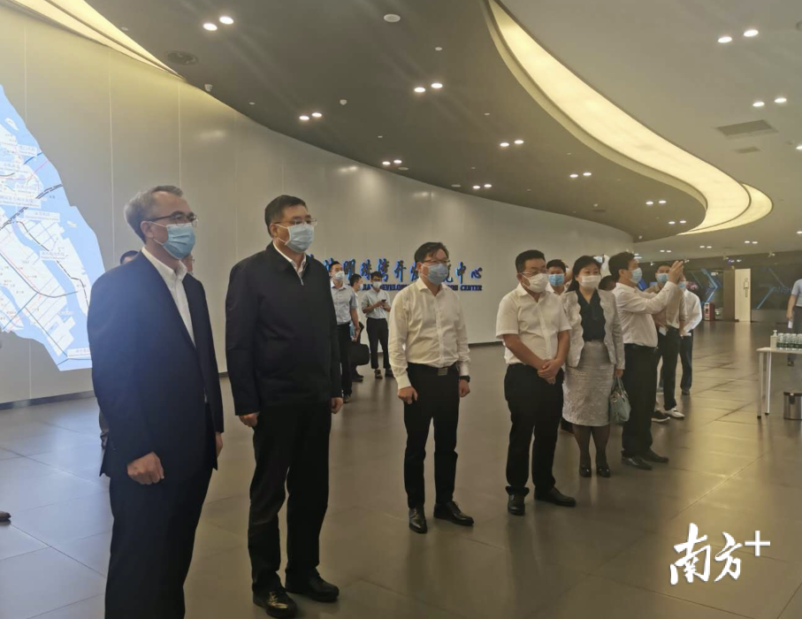 南海党政代表团参观考察南沙国际航运中心，了解口岸通关便利化和南沙总体规划建设情况。肖霞 摄
